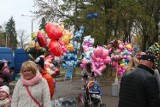 Wszystkich Świętych 2016 w Radomiu. Znicze... balony i wata cukrowa. Odpustowo przy cmentarzach