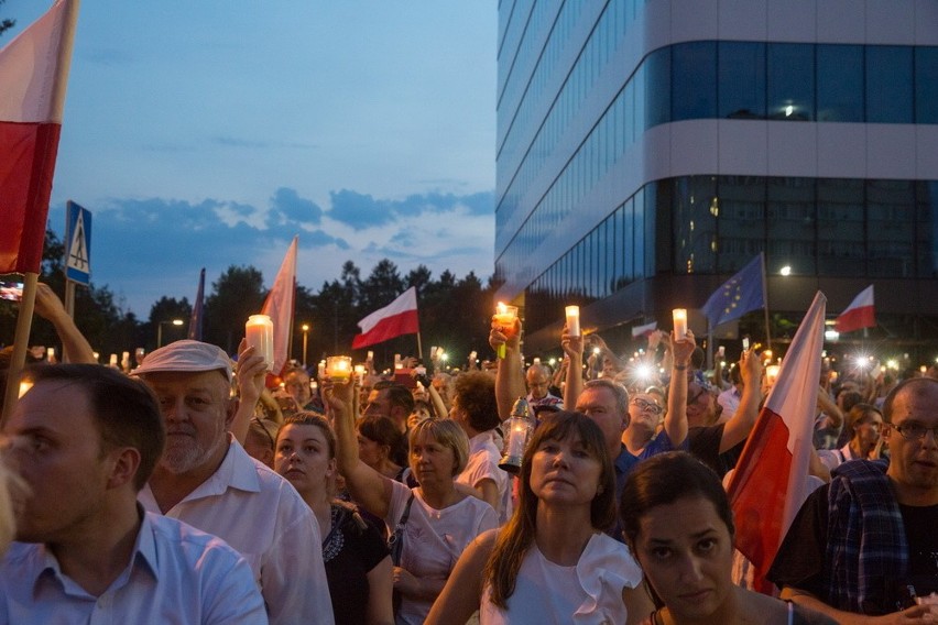 Łańcuch światła przed krakowskim sądem