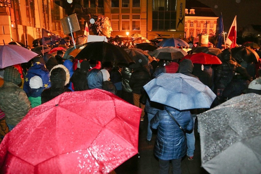 Wrocław: Protest przeciwko ustawie medialnej  