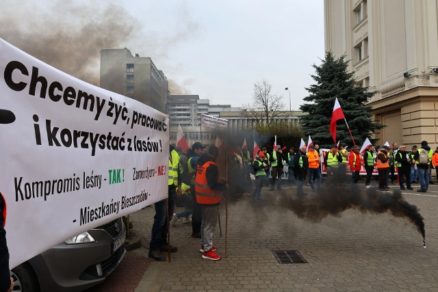 W piątek 22 marca o godzinie 9 pod Urzędem Wojewódzkim w Rzeszowie rozpoczął się protest "zulowców" i pracowników leśnych.