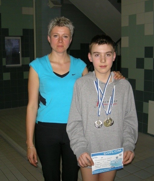 Trenera pływaków Delfina Tarnobrzeg Angelika Michalik (obok jeden z jej wychowanków Jakub Koralkiewicz) jest bardzo zadowolona z postępów trenującej w klubie młodzieży.