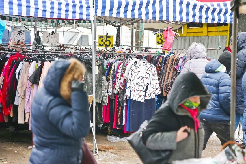 Tłumy na Świebodzkim. Tu koronawirus handlu nie zatrzymał! Kupisz szwarc, mydło i powidło... [ZDJĘCIA]