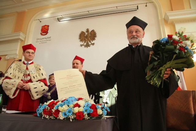 W czwartek zaszczytny tytuł doktora honoris causa Uniwersytetu Jana Kochanowskiego otrzymał profesor Tomasz Schramm.