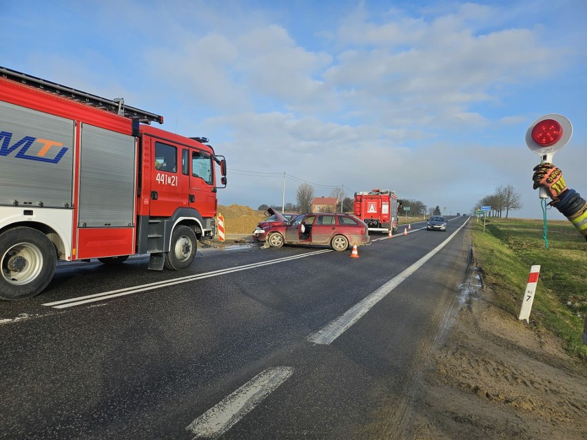 Wypadek w Opatowie na drodze krajowej numer 9. Zderzenie dwóch aut, dwie osoby ranne, w tym nastolatka