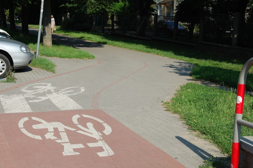 W miastach pojawia się coraz więcej ścieżek rowerowych.