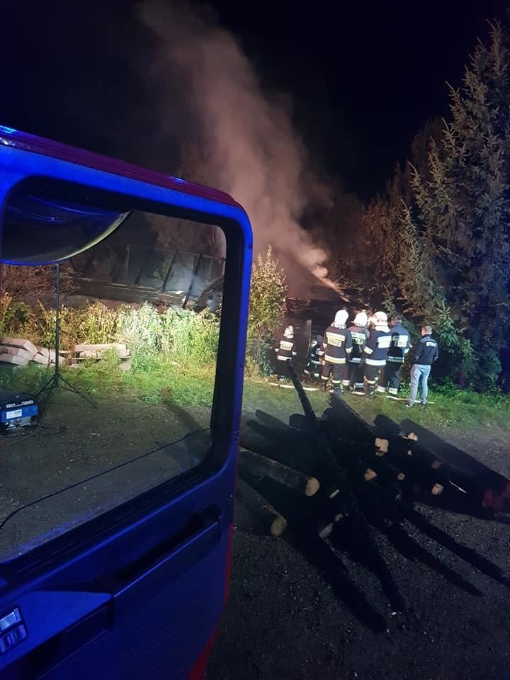 Ogień szybko pochłonął drewniany budynek, w środku nikogo...