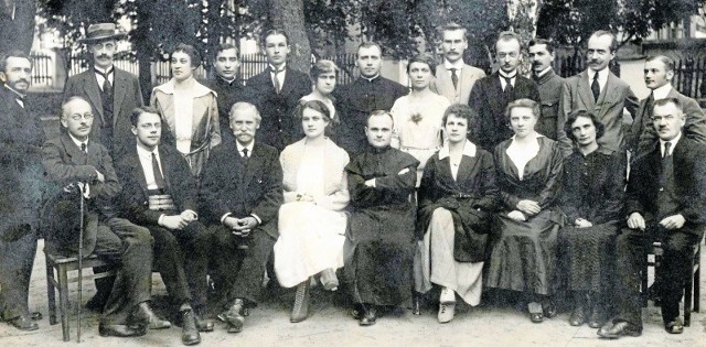 Białostocki poseł na Sejm Ustawodawczy, ksiądz Stanisław Hałko wśród nauczycieli gimnazjum Zygmunta Augusta. 1920 rok. Ze zbiorów Muzeum Podlaskiego w Białymstoku.