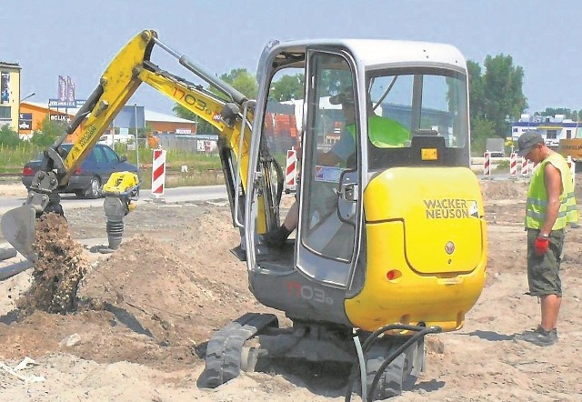 Przy przebudowie zdewastowanej ulicy Przemysłowej praca prowadzona jest nawet przy tropikalnym słońcu.