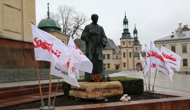 Kwiaty zostaną złożone miedzy innymi przed figurą błogosławionego  księdza Jerzego Popiełuszki.