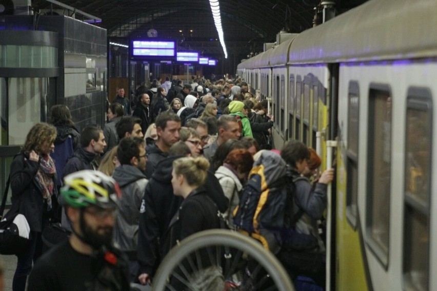 Wrocławianie jadą na Wszystkich Świętych. Jaka sytuacja na Dworcu Głównym PKP? [FOTO]