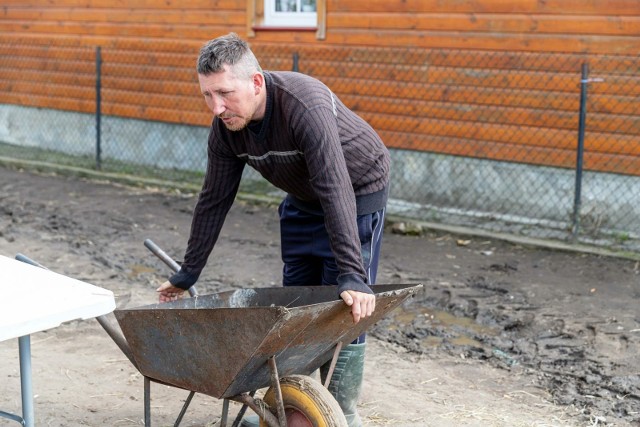 Andrzej Onopiuk podczas prac na gospodarstwie