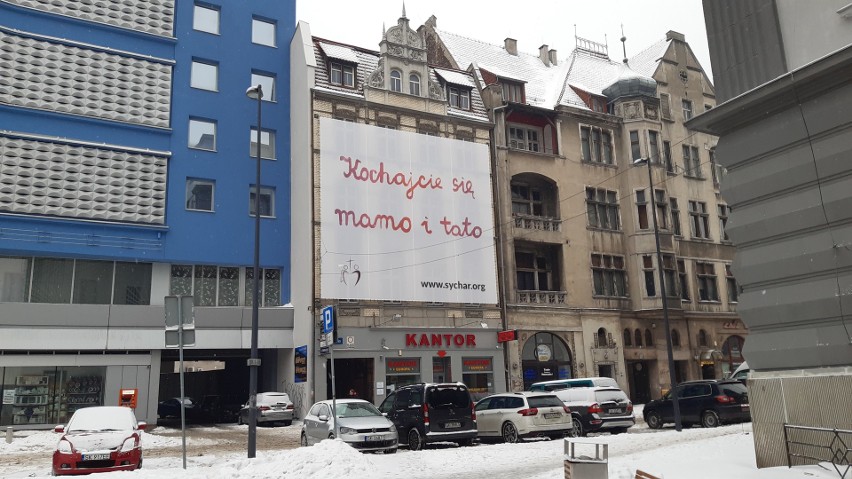 Wielki baner z napisem "Kochajcie się mamo i tato" wisi...