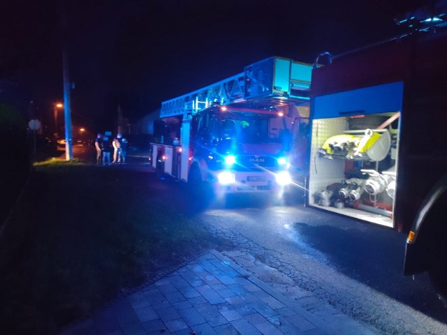 Pożar poddasza w budynku jednorodzinnym po uderzeniu pioruna.