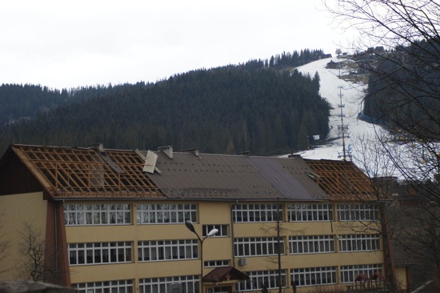 100 tys. zł pochłonie remont zadaszenia na Szkole Podstawowej nr 2 na zakopiańskich Skibówkach. Prace naprawcze już ruszyły