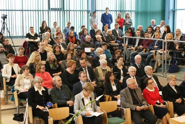 Aula Błękitna Uniwersytetu Opolskiego wypełniła się publicznością w trakcie sympozjum o mniejszościach narodowych w Polsce i na Ukrainie.