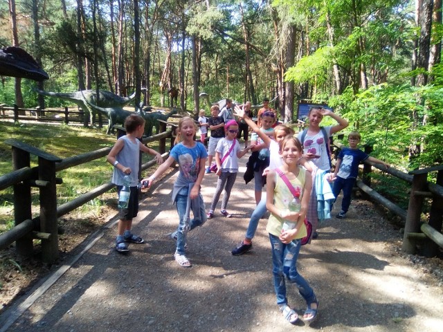 Dzieci z Lubicza Dolnego odwiedziły w czasie wakacji m.in. park dinozaurów w Solcu Kujawskim