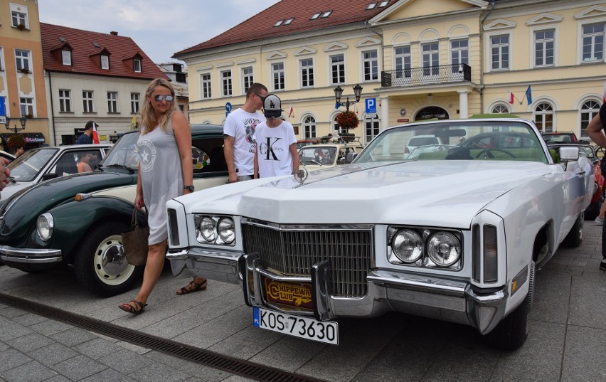 Perełki motoryzacji na oświęcimskim rynku - trudno było oderwać wzrok od zabytkowych samochodów [ZDJĘCIA]