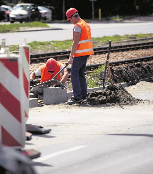 W wakacje na Fordońskiej wykonawca prac montował m.in. nowe krawężniki. Okazuje się, że niektóre są już do wymiany.