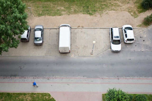 Mieszkańcy wieżowca przy ul. Romera 2 chcą mieć wyłączność na parkowanie na nowych miejscach. Tak się jednak nie stanie. 