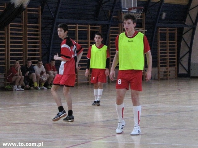 Grzegorz Szcześniak (pierwszy od prawej) z gimnazjum w Nowej Wsi został wybrany najlepszym graczem turnieju.