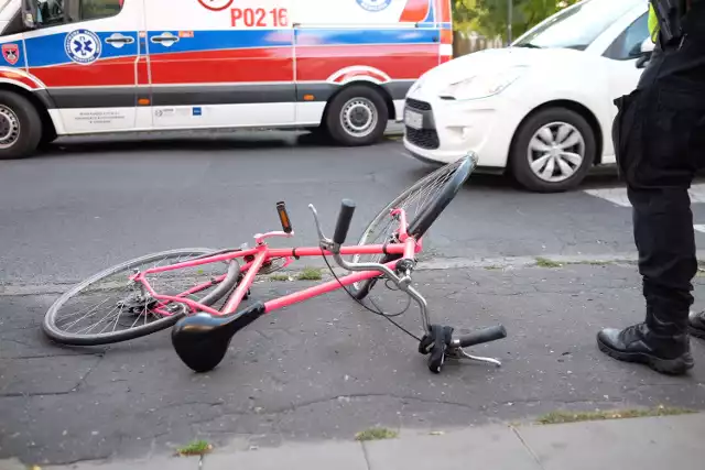 Policja wyjaśnia okoliczności wypadku, do którego doszło w czwartek u zbiegu ulic Marcelińskiej i Wojskowej