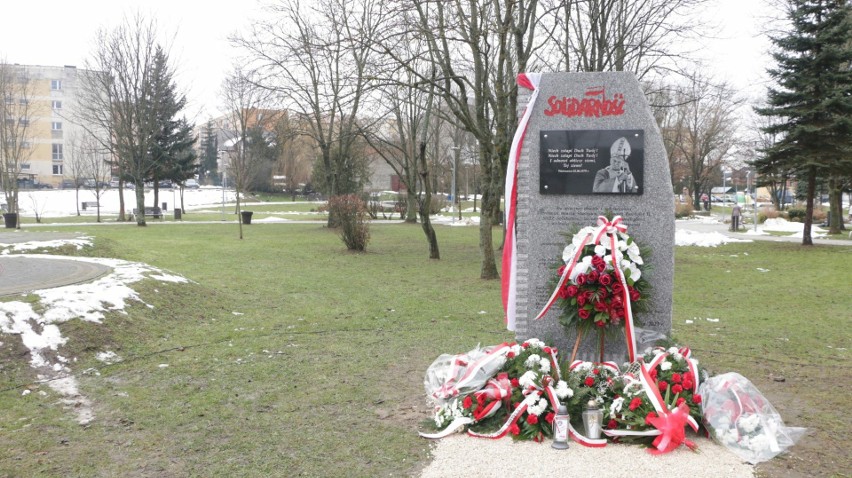 W Staszowie uroczyście odsłonięto pomnik ku czci 'Solidarności" i świętego Jana Pawła II. Zobacz zdjęcia i film