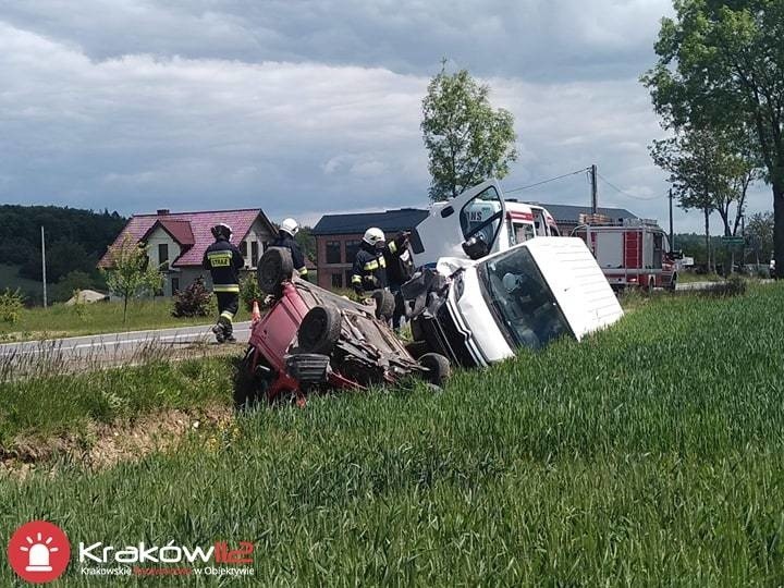 Wypadek na drodze wojewódzkiej w Zamłyniu. Zderzyły się dwa pojazdy. Jedna osoba ranna