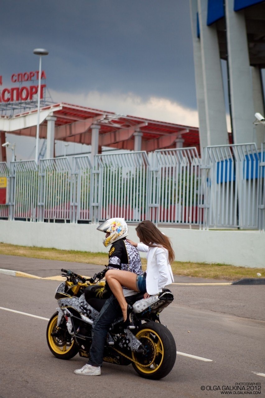 Kobieta i motocykl [film, zdjęcia]