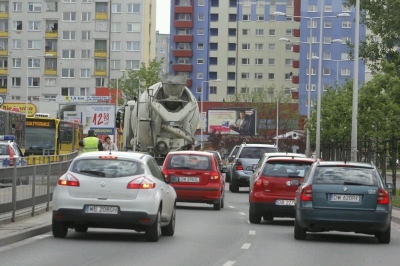 Wrocław: Wypadek na ul. Strzegomskiej. Ciężarówka uderzyła w renault (ZDJĘCIA)