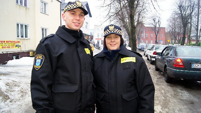 Strażnicy Adam Jasnoch i Alina Pałubicka na patrolu na ul. Dr. Zielińskiego