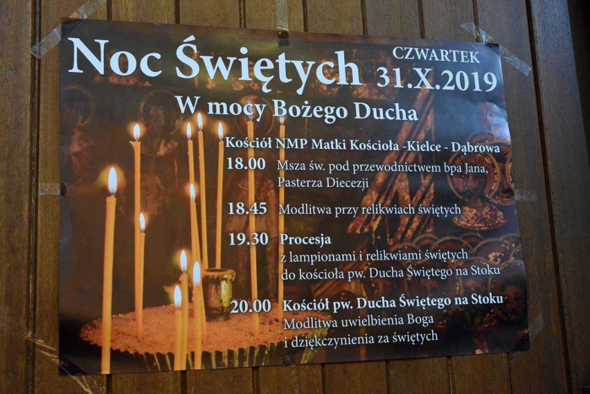 Wiele osób na Nocy Świętych w Kielcach Dąbrowie. Mszy przewodniczył biskup Jan Piotrowski, później była adoracja i procesja [ZDJĘCIA, WIDEO]