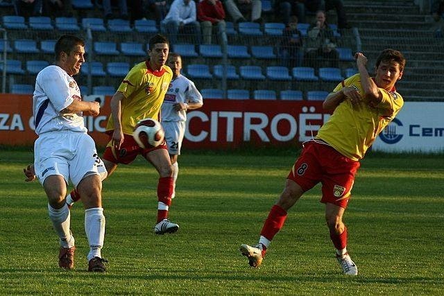 Jako zawodnik Znicza Pruszków, Robert Lewandowski zapewnił swojej drużynie wygraną na stadionie przy ul. Oleskiej w sezonie 2007/08/