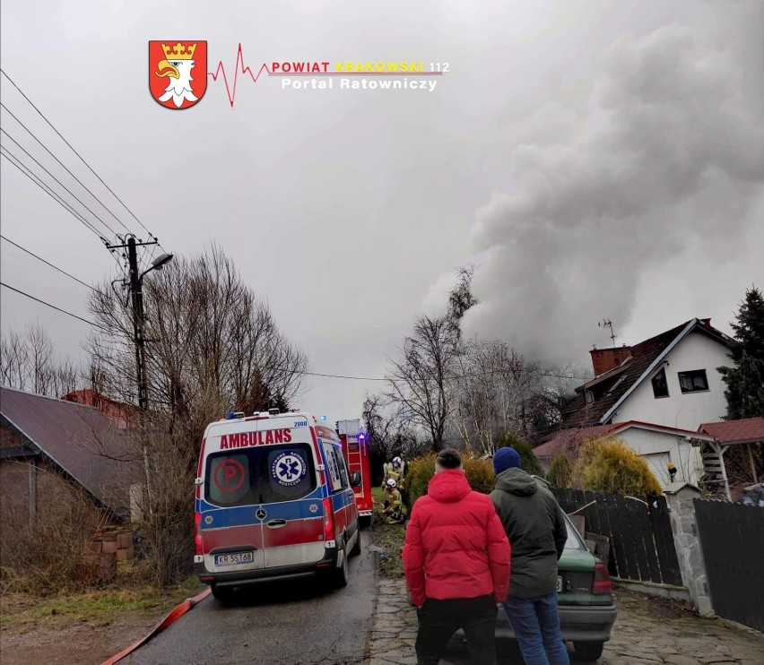 Pożar w Olszowicach. Dom starszych ludzi stanął w ogniu, mieszkanka została poszkodowana