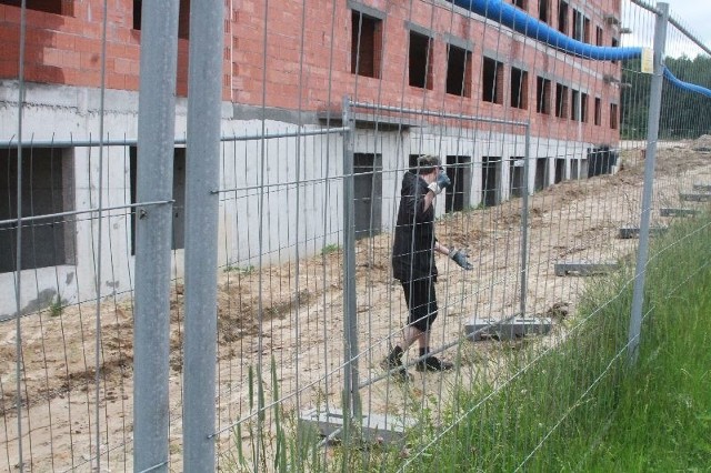 W piątek na terenie budowy siedziby starostwa u zbiegu ulic - księdza Jerzego Popiełuszki i Wrzosowej stawiano drugi płot.