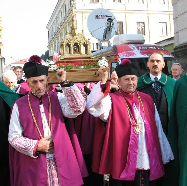 Do katedry relikwiarz wnieśli przedstawiciele Kapituły sandomierskiej.