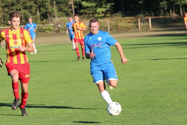 Mateusz Kokosza (w niebieskim stroju) zdobył zwycięskiego gola do Orlicza Suchedniów