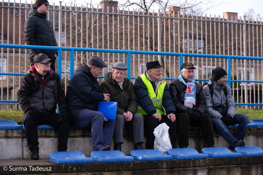 Sparing rozegrano na boisku ze sztuczną trawą na stadionie...