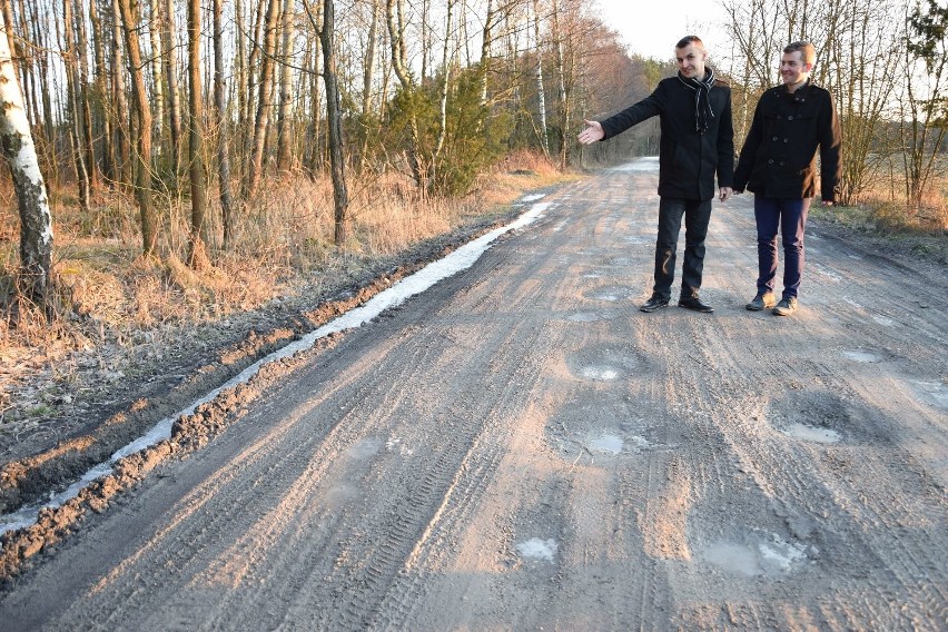 Tragiczny odcinek na granicy dwóch gmin powiatu włoszczowskiego. Starosta wreszcie obiecuje remont