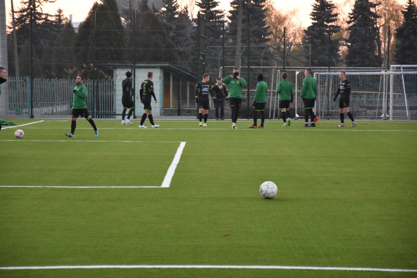 Pierwsze gole w świetle jupiterów na nowym boisku przy Szkolnej w Starachowicach