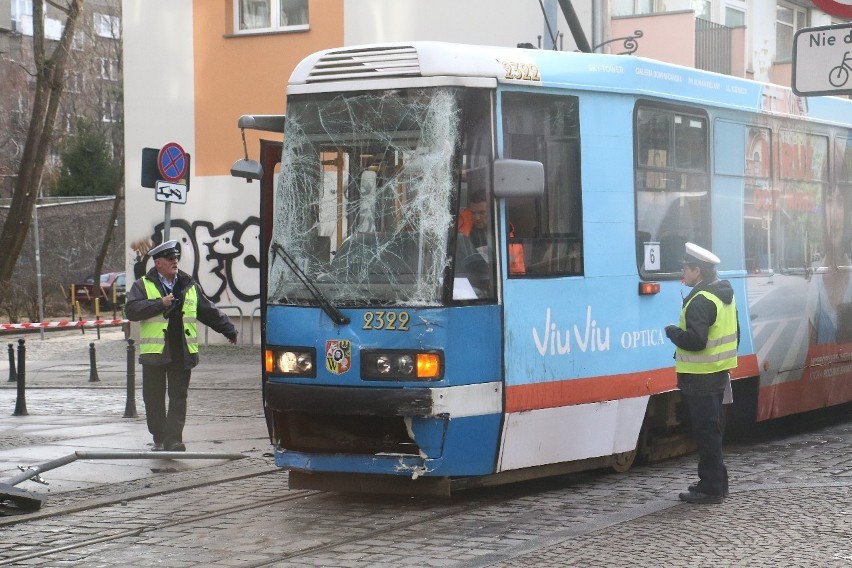 Wypadek tramwaju we Wrocławiu Zderzył się z busem na ulicy Szewskiej. Są ranni