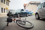 Wypadek rowerzystki z dzieckiem w Lyskach (powiat rybnicki). Potrącona kobieta trafiła do szpitala. Ul. Rybnicka zablokowana