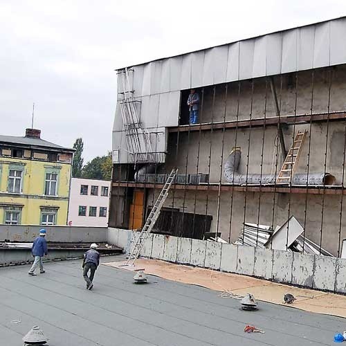 Z elewacji &#8222;blaszaka&#8221; przy deptaku znika jego znak rozpoznawczy.