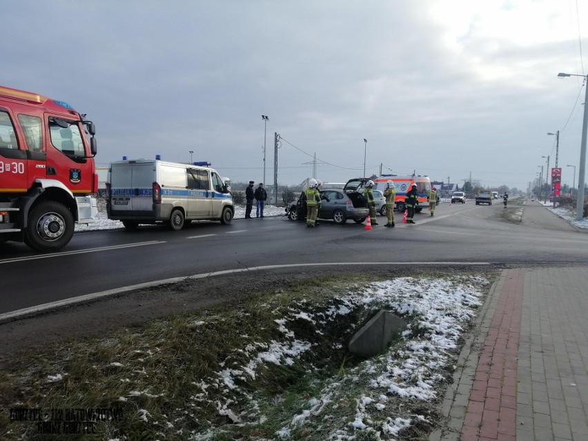 Groźny wypadek w Gorzycach. Po zderzeniu seata i toyoty jedna osoba zakleszczona w samochodzie!