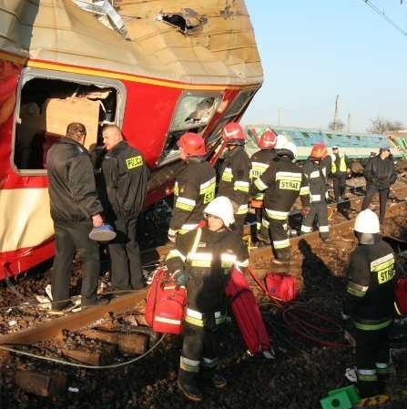 Dwie osoby zginely, a 16 zostalo rannych w Polednie. Na niestrzezonym przejeLdzie pociąg relacji Gdynia &#8211; Zielona Góra uderzyl w TIR-a.