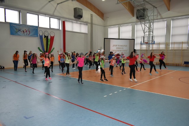 Podczas otwarcia sali gimnastycznej młodzież szkolna dała pokaz umiejętności gimnastycznych