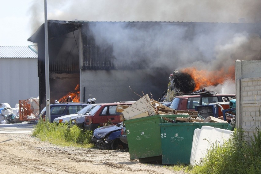 Rzgów: Groźny pożar w zakładzie składującym odpady [ZDJĘCIA+FILM]