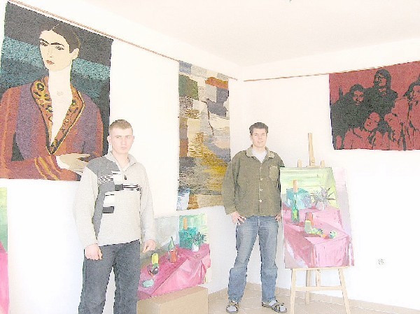 Na zdjęciu: Jarosław Umiński (z lewej) i Maciej  Ostrowski przy swoich pracach.