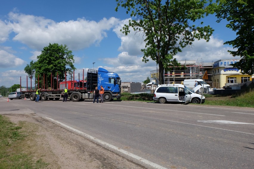 Wypadek na DK 65 w Fastach. Zderzenie ciężarówki z osobówką