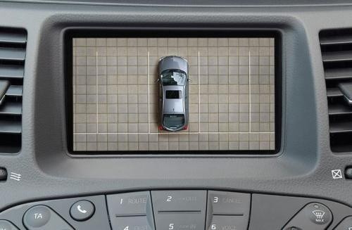Fot. Nissan: Powiedzenie &#8222;Mieć oczy dookoła głowy&#8221; nabiera w związku z rozwiązaniem Nissana nowego znaczenia. Kamery rozmieszczone wokół auta przekazują obraz tego, co dzieję się z przodu, z tyłu i boków pojazdu.