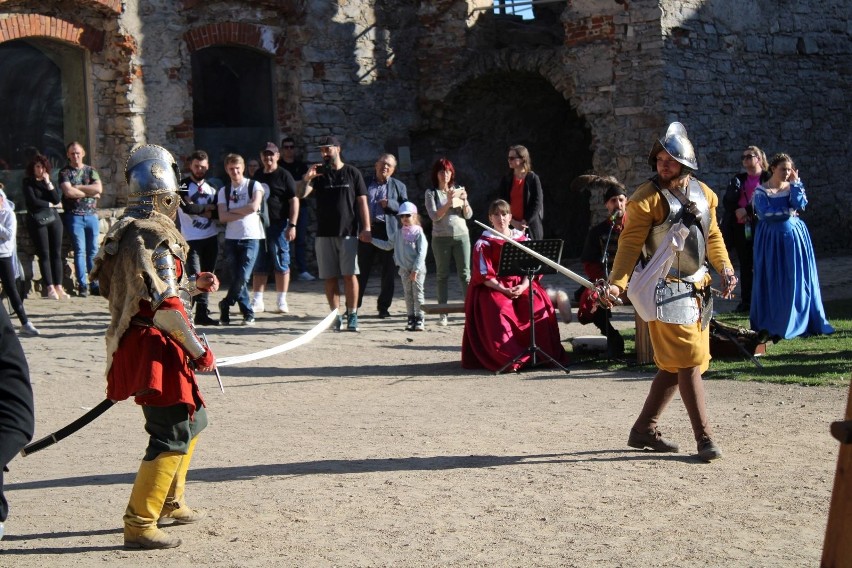 Mnóstwo osób 1 maja odwiedziło Zamek Krzyżtopór w Ujeździe. Turystów przyciągnęły atrakcje: walki rycerskie oraz pokaz tańców dawnych